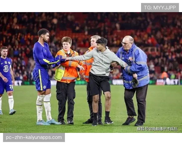 切尔西球迷热情高涨，主场氛围火爆，切尔西球迷素质